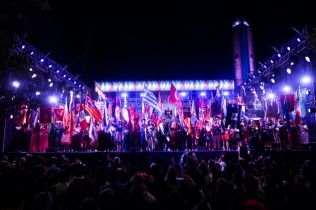 Comenzaron las Colectividades del Tricentenario con todo su color y una gran afluencia de público