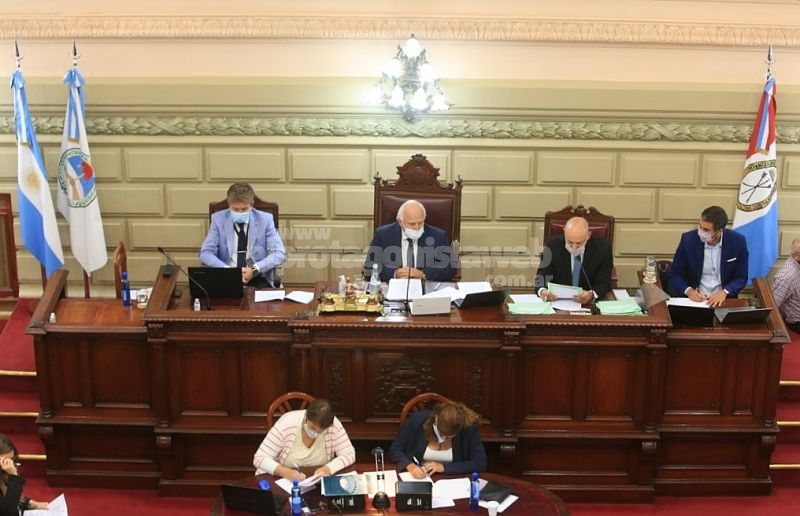 Diputados y Diputadas, presididos por Miguel Lifschitz, apuntaron principalmente al Plan de Vacunación contra el COVID-19