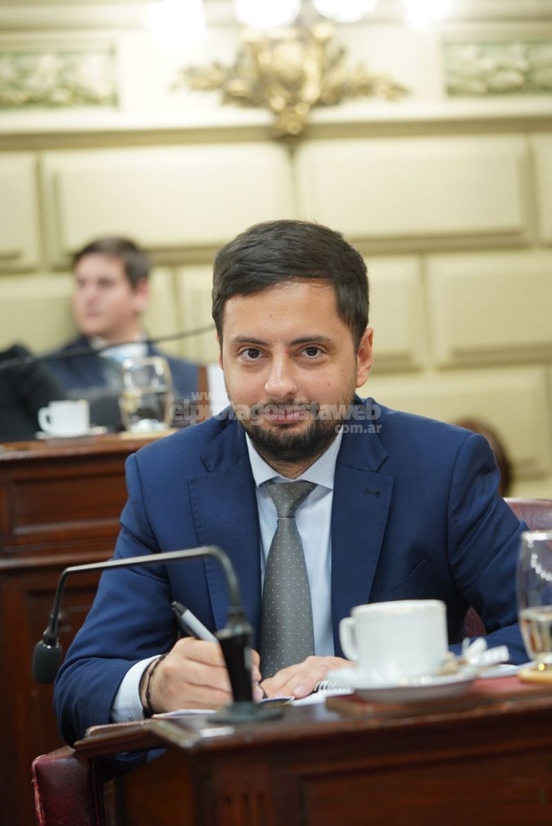 ''Pullaro va a contramano, agrega impuestos en vez de eliminarlos''